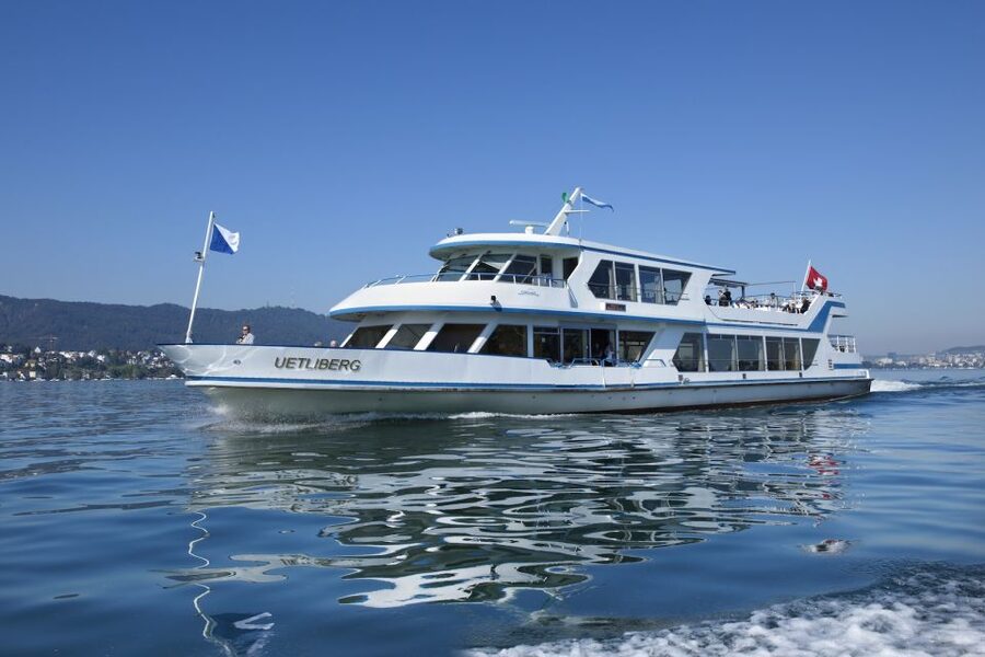 Zurich: City Bus Tour with Audio Guide and Lake Cruise - Zurich in one afternoon, from Bahnhofstrasse to the lake