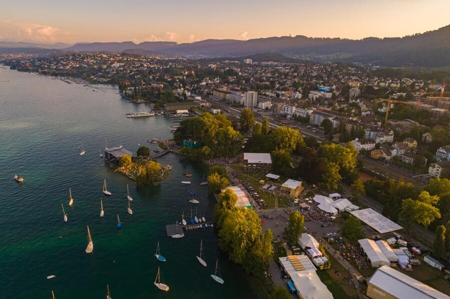 Zurich: Open Top Bus Sightseeing Tour with Optional Cruise - Rotes Schloss and Fraumünster